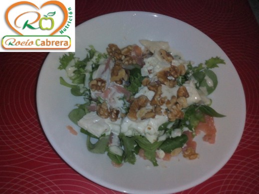 ensalada-con-nueves-queso-salsa-yogur-y-salmon
