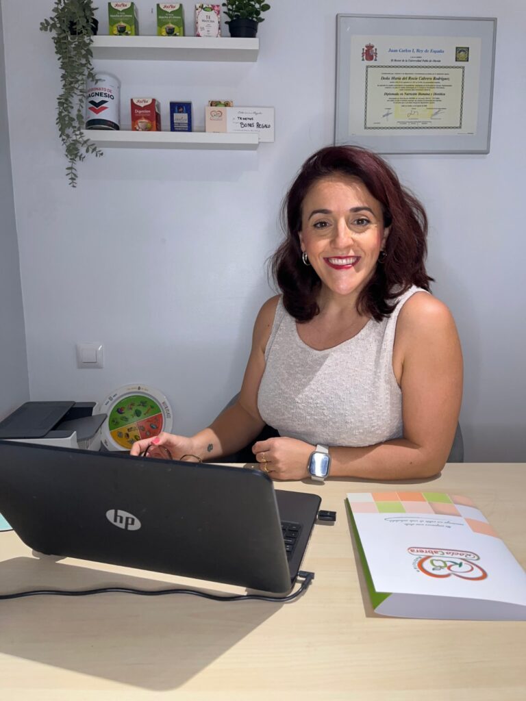 Rocío Cabrera trabajando en su consulta