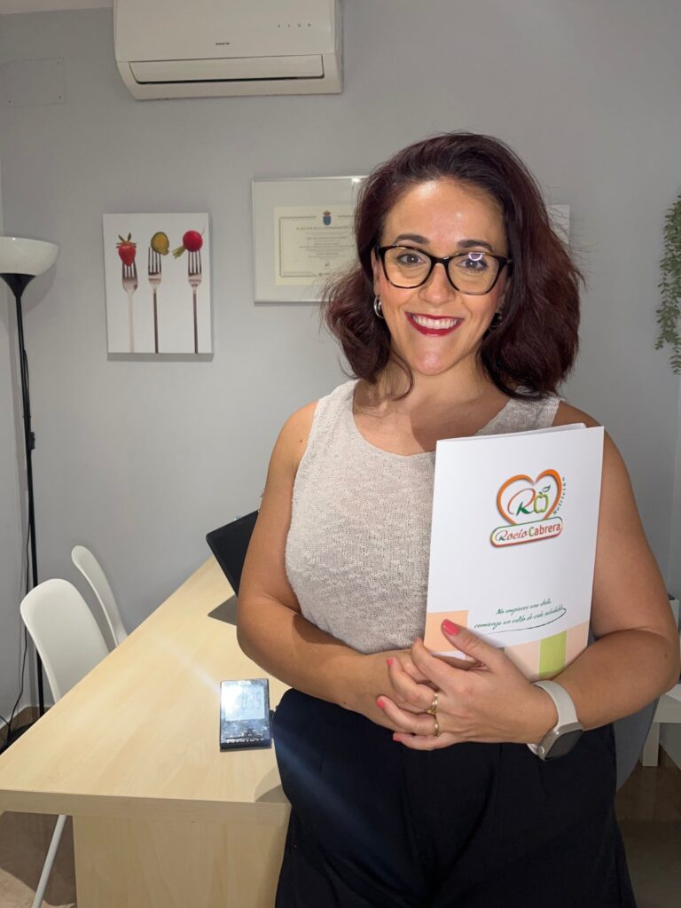 Rocío Cabrera con su recetario en la consulta